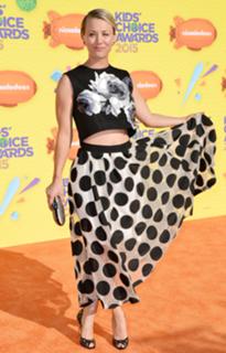 Kaley Cuoco feet photo thumbnail