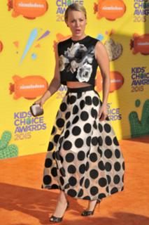Kaley Cuoco feet photo thumbnail