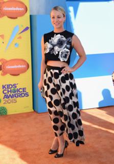 Kaley Cuoco feet photo thumbnail