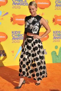 Kaley Cuoco feet photo thumbnail