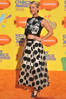 Kaley Cuoco feet photo thumbnail