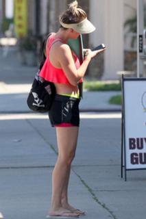 Kaley Cuoco feet photo thumbnail