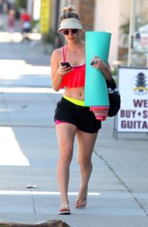Kaley Cuoco feet photo thumbnail