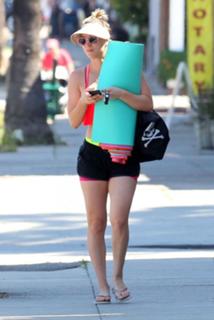 Kaley Cuoco feet photo thumbnail
