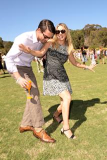 Kaley Cuoco feet photo thumbnail