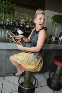 Kaley Cuoco feet photo thumbnail