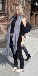 Kaley Cuoco feet photo thumbnail