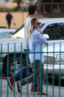 Kaley Cuoco feet photo thumbnail