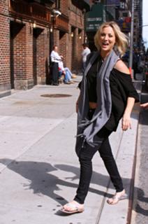 Kaley Cuoco feet photo thumbnail