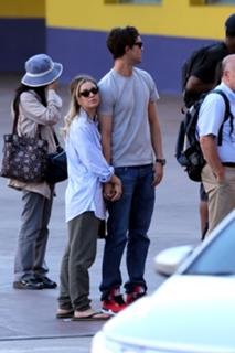Kaley Cuoco feet photo thumbnail