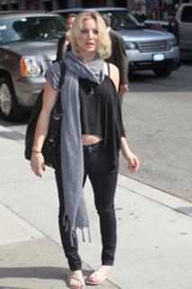 Kaley Cuoco feet photo thumbnail