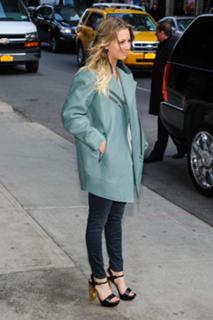 Kaley Cuoco feet photo thumbnail