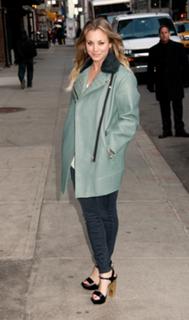 Kaley Cuoco feet photo thumbnail