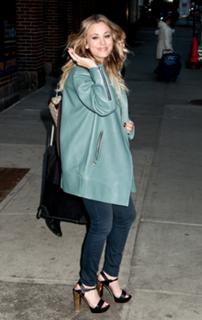 Kaley Cuoco feet photo thumbnail