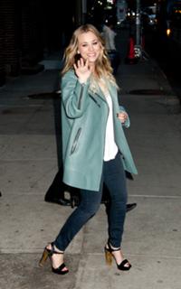 Kaley Cuoco feet photo thumbnail