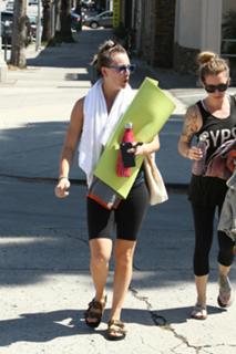 Kaley Cuoco feet photo thumbnail