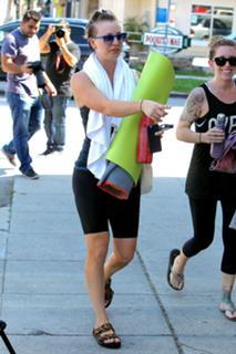 Kaley Cuoco feet photo thumbnail