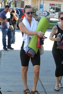 Kaley Cuoco feet photo thumbnail