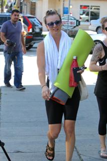Kaley Cuoco feet photo thumbnail