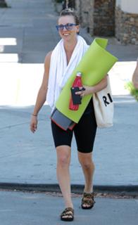 Kaley Cuoco feet photo thumbnail