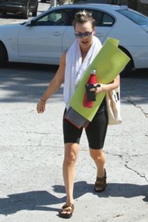 Kaley Cuoco feet photo thumbnail