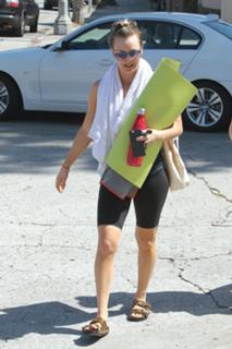 Kaley Cuoco feet photo thumbnail