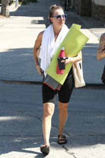 Kaley Cuoco feet photo thumbnail