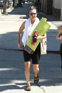 Kaley Cuoco feet photo thumbnail