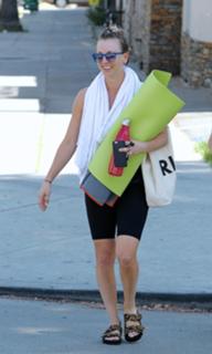 Kaley Cuoco feet photo thumbnail