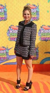 Kaley Cuoco feet photo thumbnail