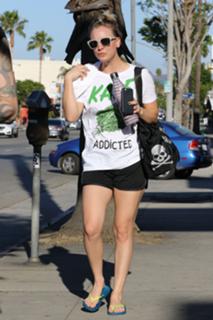 Kaley Cuoco feet photo thumbnail