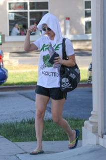 Kaley Cuoco feet photo thumbnail