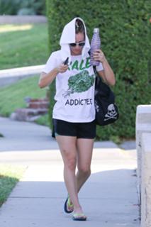 Kaley Cuoco feet photo thumbnail