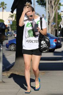Kaley Cuoco feet photo thumbnail