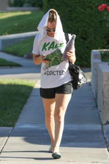 Kaley Cuoco feet photo thumbnail