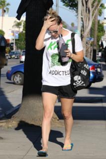 Kaley Cuoco feet photo thumbnail