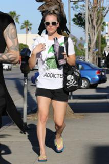 Kaley Cuoco feet photo thumbnail