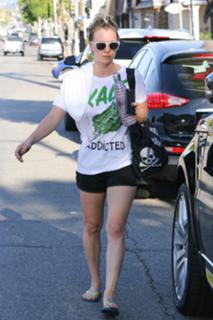 Kaley Cuoco feet photo thumbnail