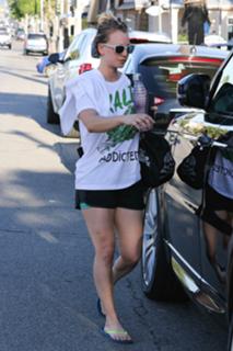 Kaley Cuoco feet photo thumbnail
