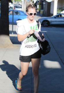 Kaley Cuoco feet photo thumbnail