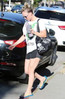 Kaley Cuoco feet photo thumbnail