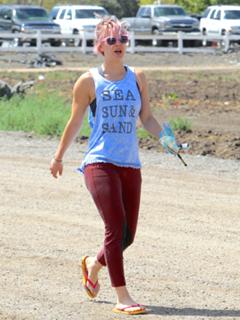 Kaley Cuoco feet photo thumbnail