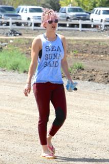 Kaley Cuoco feet photo thumbnail