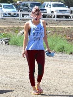 Kaley Cuoco feet photo thumbnail