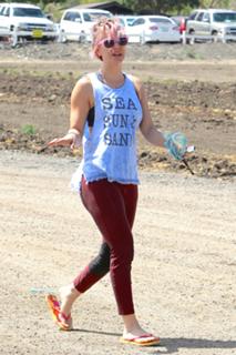 Kaley Cuoco feet photo thumbnail