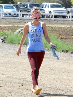 Kaley Cuoco feet photo thumbnail