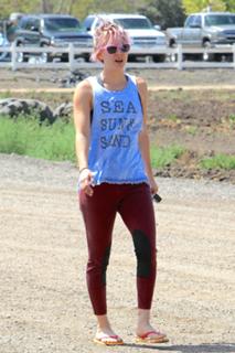 Kaley Cuoco feet photo thumbnail