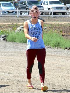 Kaley Cuoco feet photo thumbnail