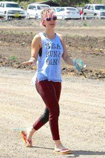 Kaley Cuoco feet photo thumbnail