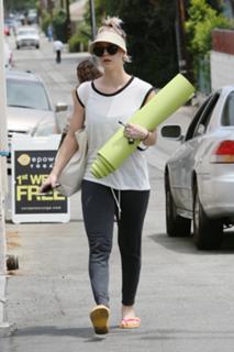 Kaley Cuoco feet photo thumbnail